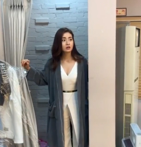 강소라 엘사놀이 삼매경(사진=강소라 인스타그램 영상 캡처)